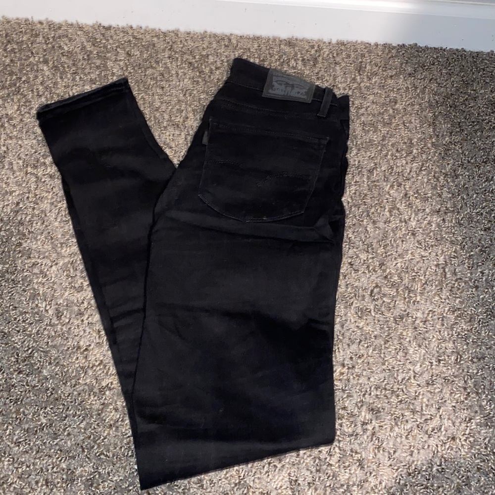 Size 27 women’s black Levis skinny jeans.